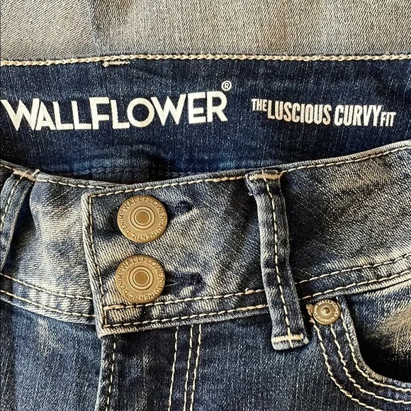 Wallflower The Luscious Curvy Fit Jeans. 0. NWT. - Picture 5 of 12